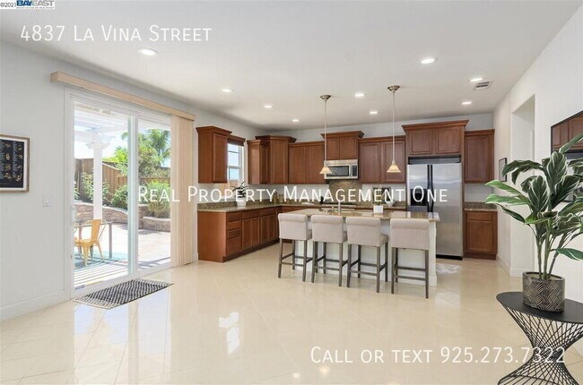 Building Photo - 4837 La Vina St