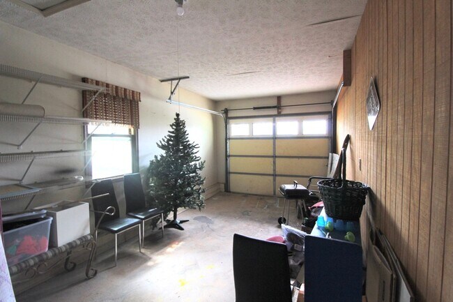 Building Photo - 706 Greenbriar Dr