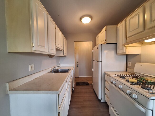 Building Photo - Prime located Condo!