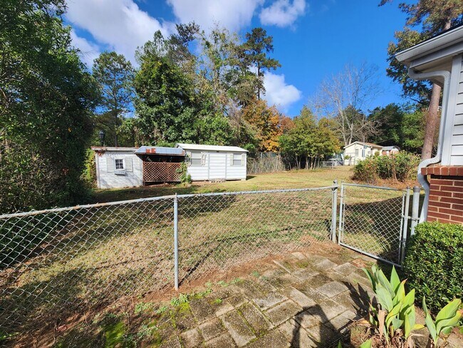 Building Photo - Renovated Home Just Off Washington Rd clos...