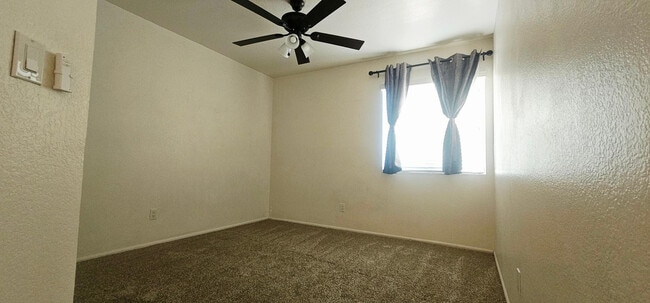 Building Photo - 333 E Lilac Dr
