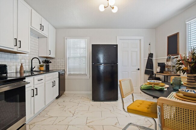 Building Photo - 912 W Comanche St