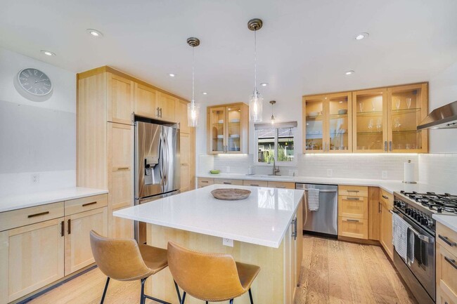 Building Photo - Stunning Mid-Century Modern 3bed/2.5 bath ...