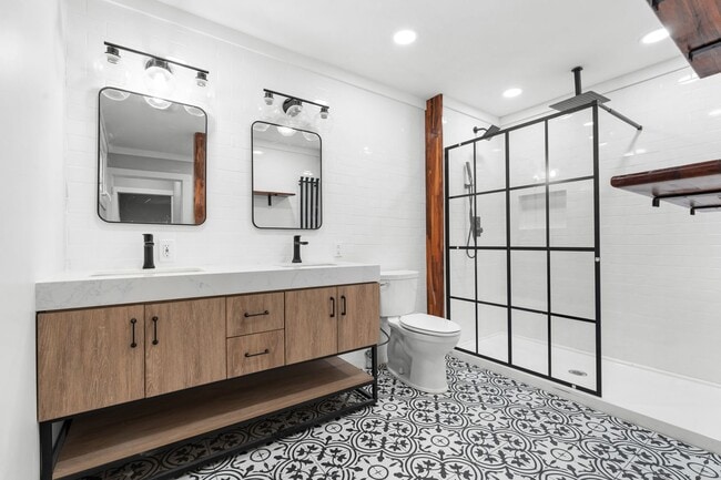 Building Photo - 107 S Mulberry St