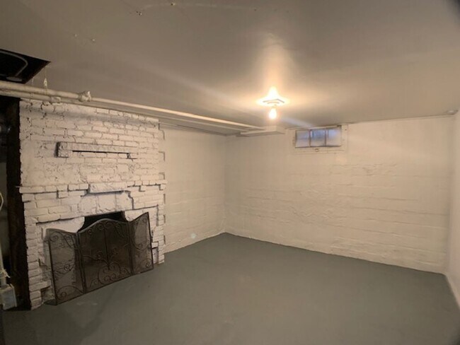 Building Photo - 1130 6th St E