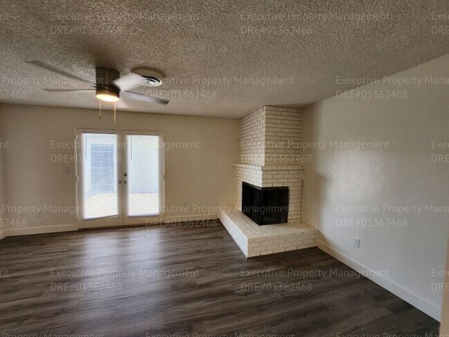 Building Photo - 3 bedroom/ 2 bathroom home located near th...