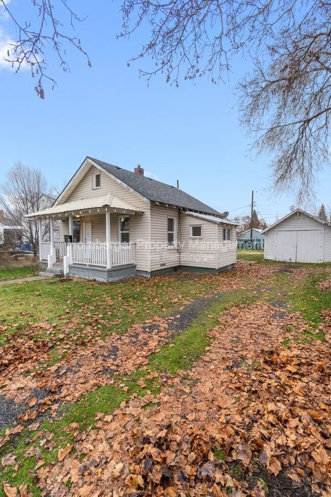 Building Photo - 2911 E Rowan Ave