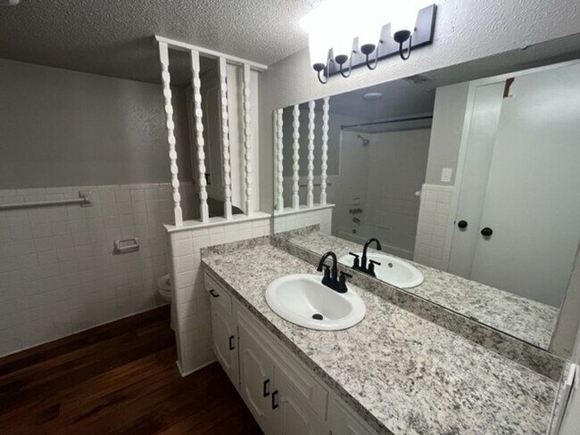 Building Photo - 110-116 Meadowview Drive