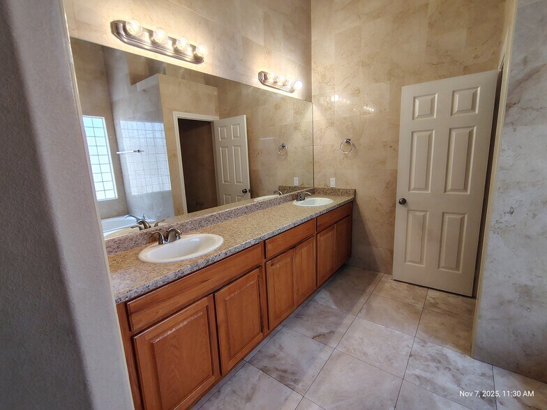 Building Photo - 9160 Valley Spring Ct