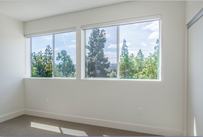 Building Photo - 12117 Valleyheart Dr