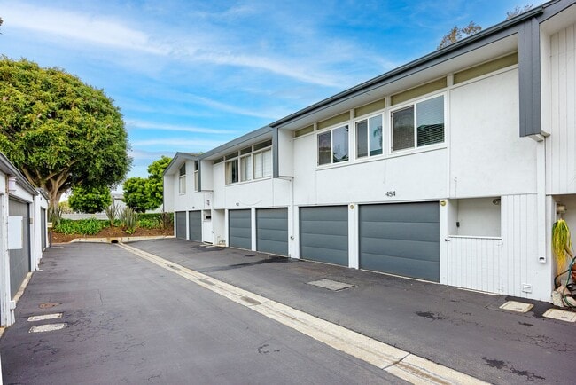 Building Photo - Upgraded Newport Beach Townhouse in Park Lido!