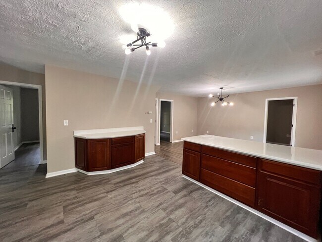 Building Photo - 4-bedroom 2 full bathroom