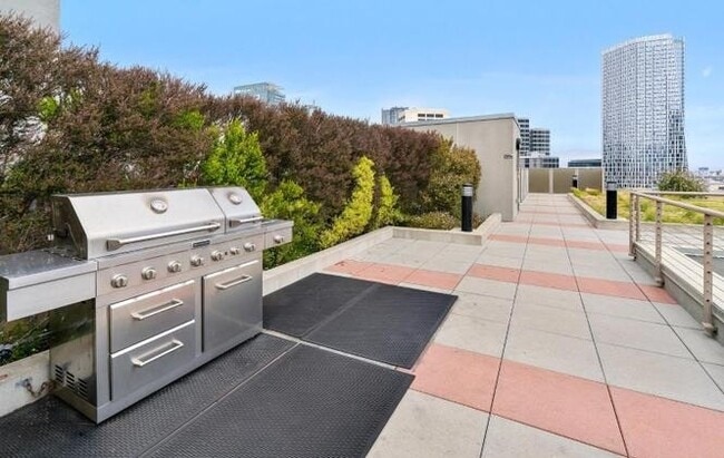 Building Photo - 55 Page St