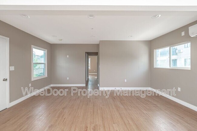 Building Photo - 1510 N Durant St