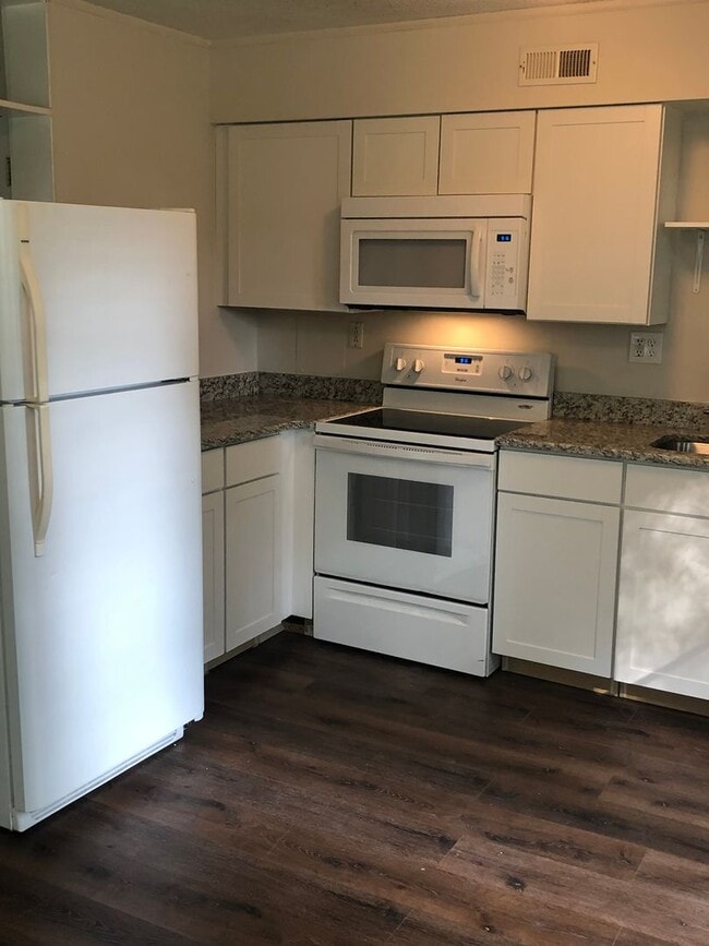 Building Photo - Greenville 2BD/1BA, 896SF