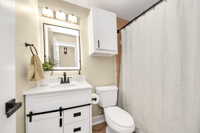 Building Photo - 5941 S Loop E