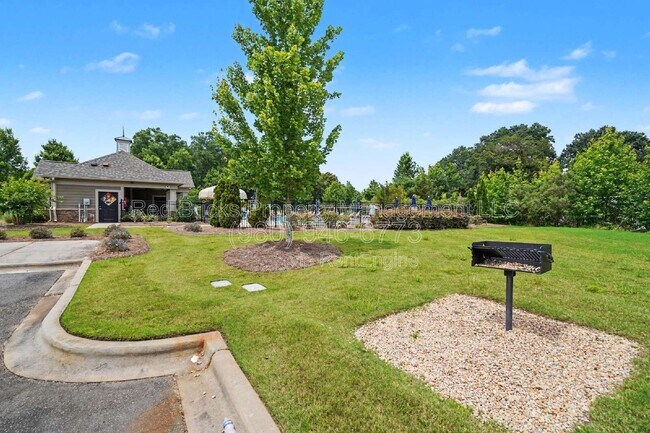 Building Photo - 655 Brookhaven Dr