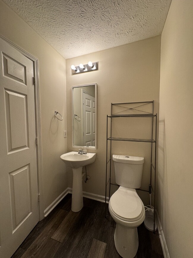 Building Photo - Spacious duplex available in Flowery Branch