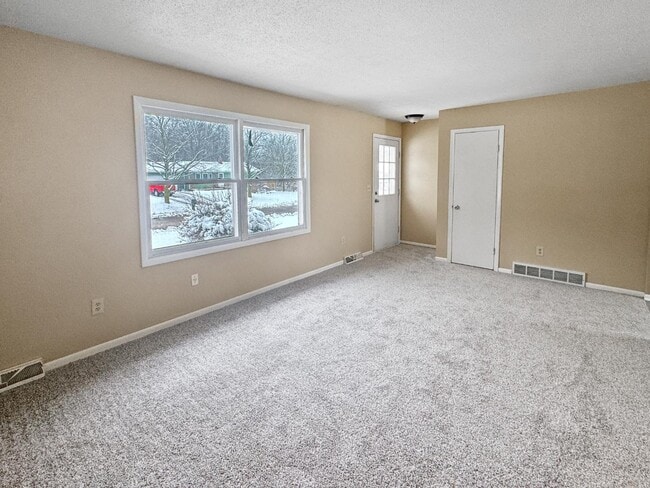 Building Photo - 5573 Rockbluff Dr NE