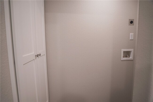 Building Photo - 748 N Honey Locust Bnd