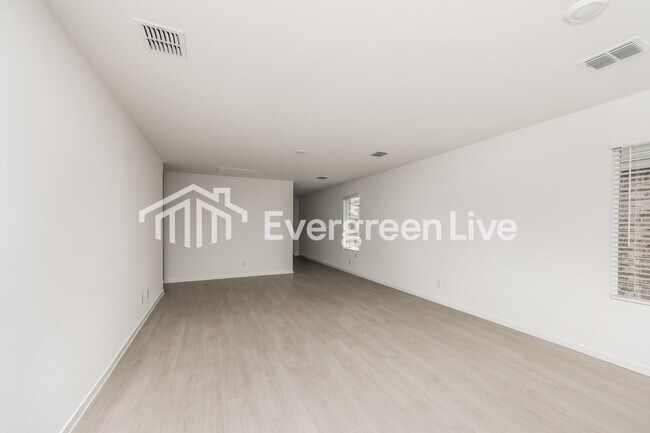 Building Photo - 1211 Falcon Hts Dr