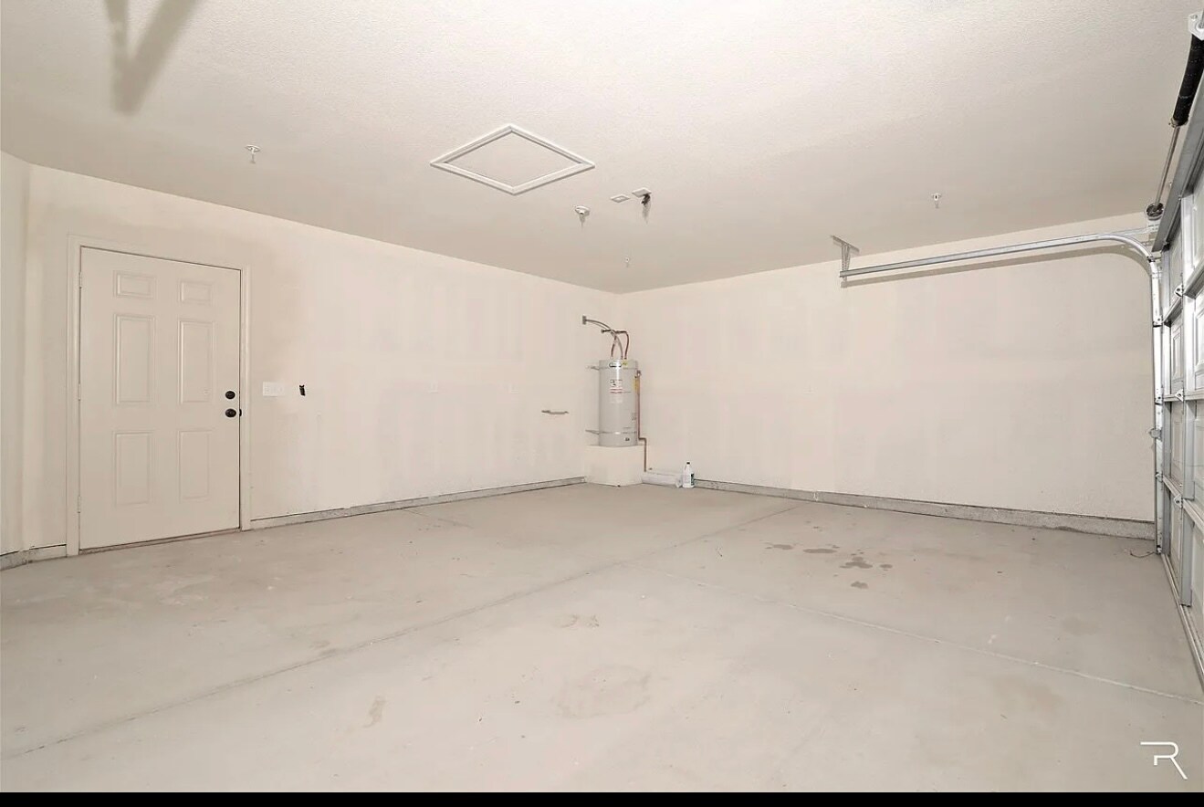Building Photo - 9219 E 31st Ln