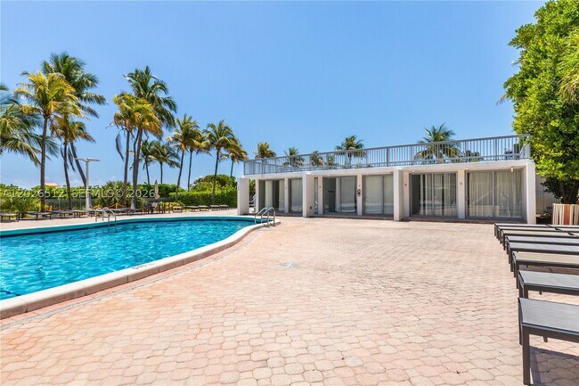 Building Photo - 2655 Collins Ave