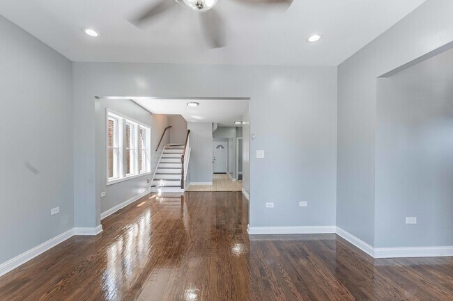 Building Photo - 7008 S Oakley Ave