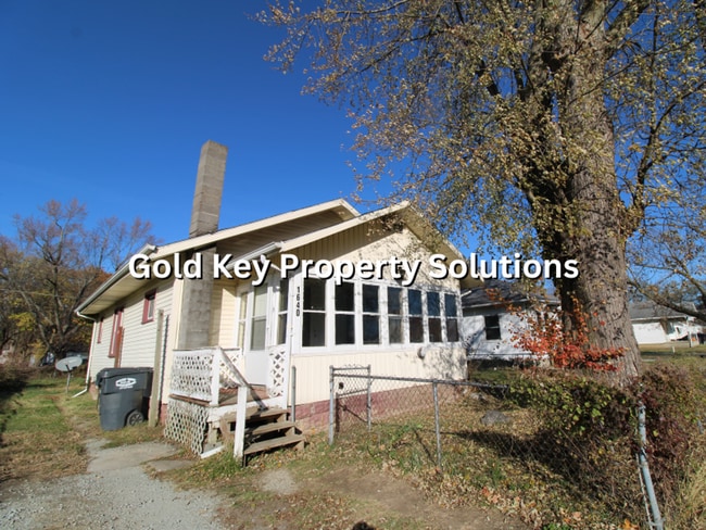 Building Photo - Open Floor Plan 2 BR 1 BA House with Sun Porch NO SECTION 8