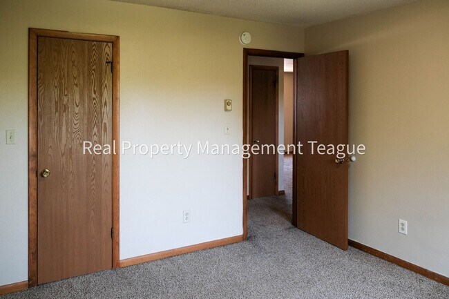 Building Photo - Pine Lane 32 B