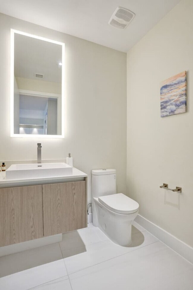 Building Photo - 3100 N Ocean Dr