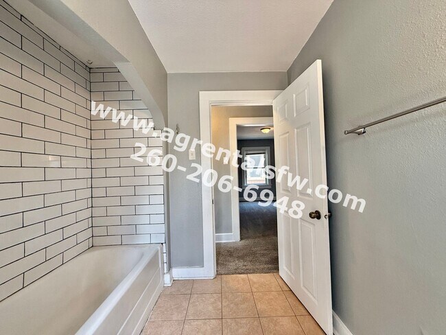 Building Photo - 3 Bedroom House