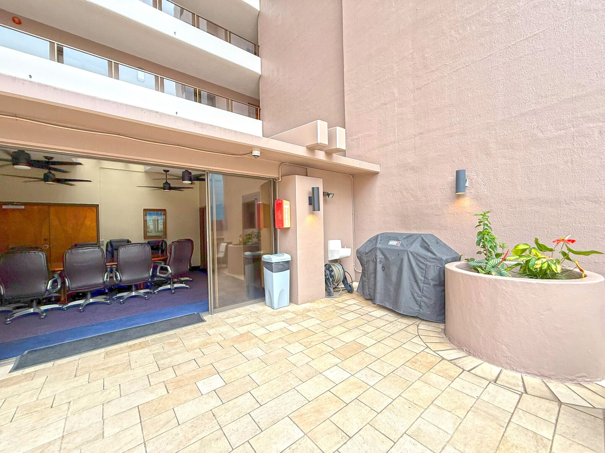 Building Photo - 1910 Ala Moana Blvd.