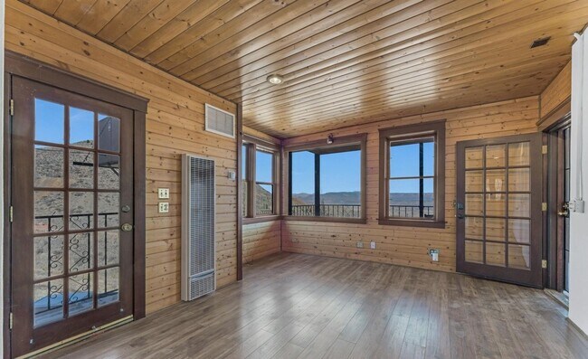 Building Photo - 3 Bedroom 1 Bath Apartment In Jerome contact Property Pros Property Management