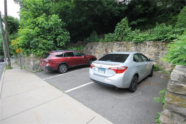 Building Photo - 3 Maple St