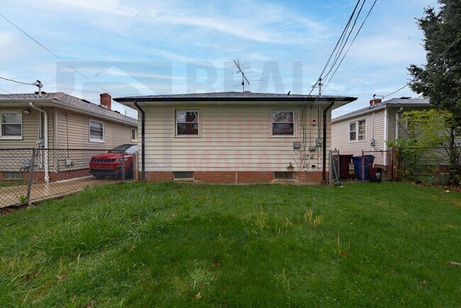 Building Photo - 1522 E 172nd St