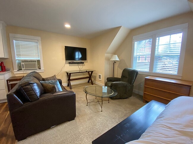 Building Photo - Furnished ADU in Multnomah Village on Quie...