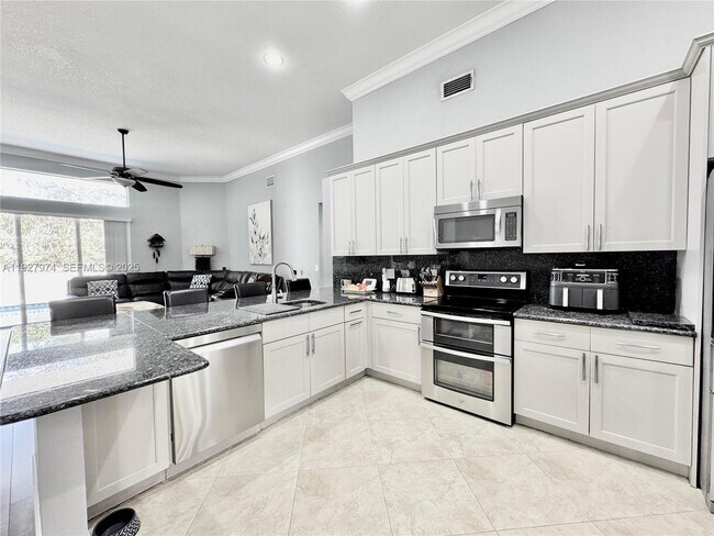 Building Photo - 19754 Dinner Key Dr