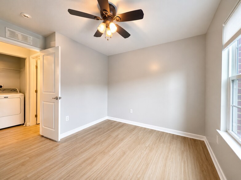 Building Photo - 1502 Pointe View Dr