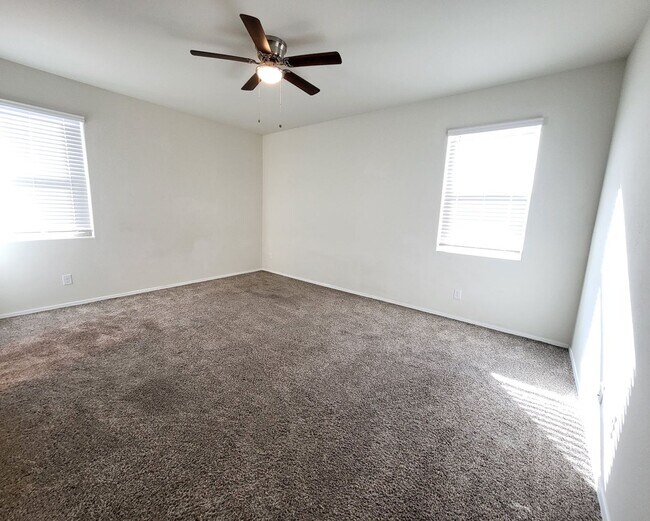 Building Photo - 3 Bedroom 2 Bathroom Magma Ranch Home