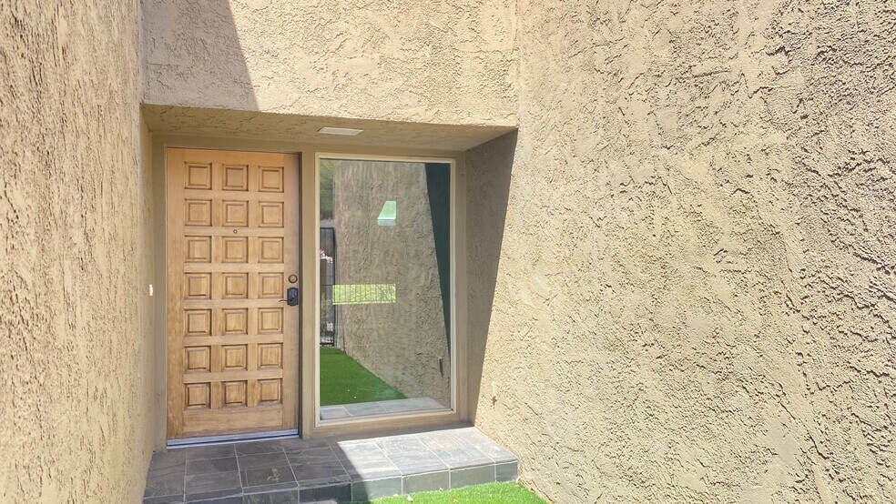 Building Photo - 700 E Placita Leslie