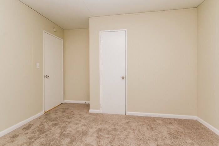Building Photo - 839 Middle Dr