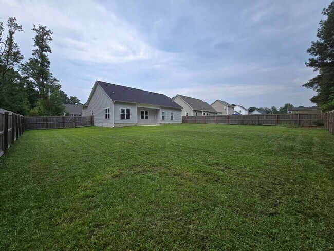 Building Photo - Beautiful 3-Bedroom Home with Bonus Room, Modern Finishes & a Huge Fenced Backyard