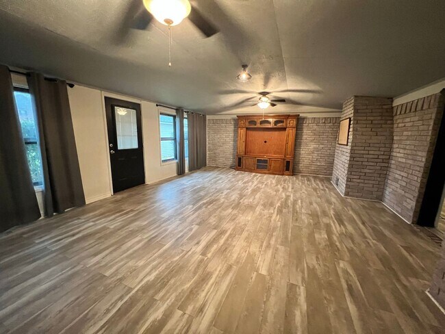 Building Photo - 4 BEDROOM GREENACRES BEAUTY!