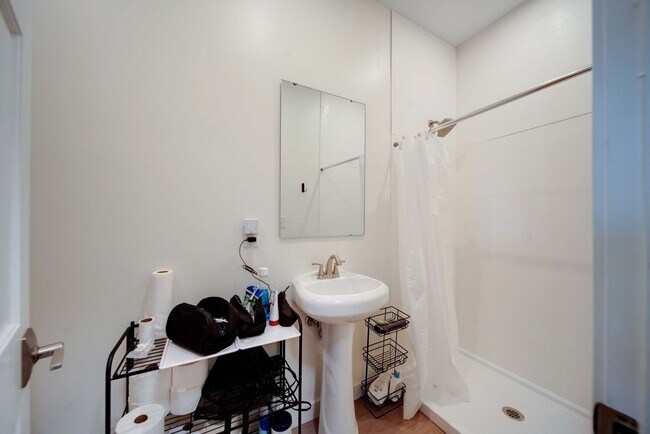 Building Photo - Massive Newly Renovated 11-Bedroom House o...