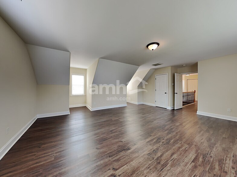 Building Photo - 483 Quick Silver Dr