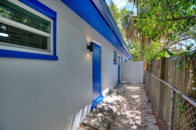 Building Photo - A Truly Charming Find! Discover this stunning 1-bedroom, 1-bath duplex in the highly sought-after...