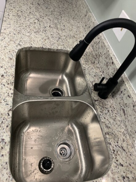 Building Photo - 556 Wedgewood Dr