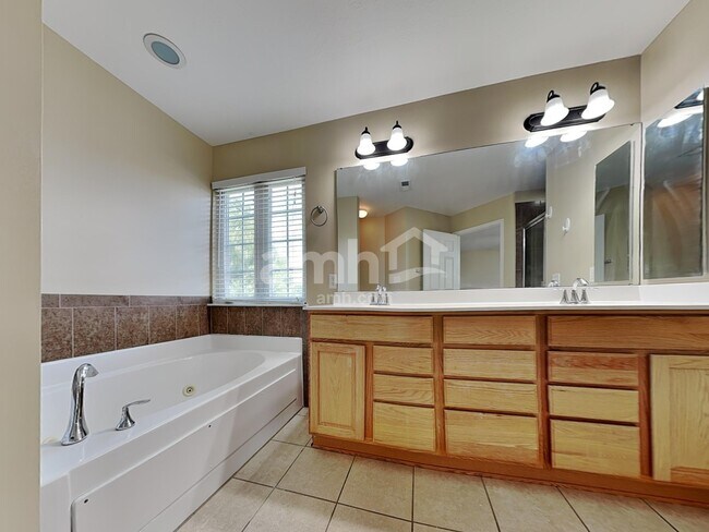 Building Photo - 5 Wells Dr