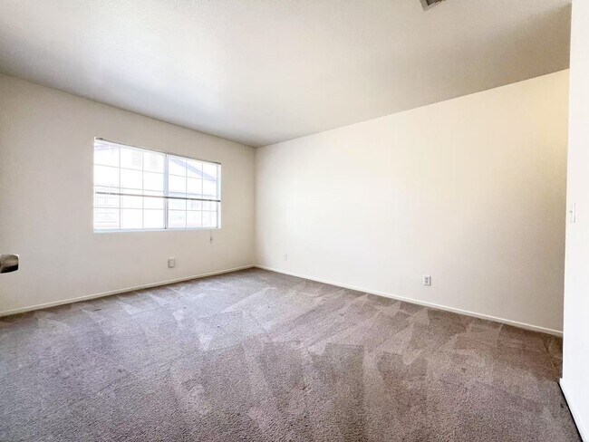 Building Photo - Spacious Townhome in Desirable Green Valle...